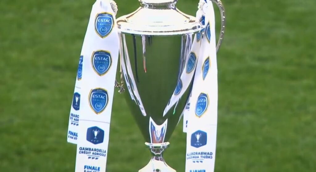 DEVENIR FOOTBALLEUR PROFESSIONNEL SANS PASSER PAR UN CENTRE DE FORMATION